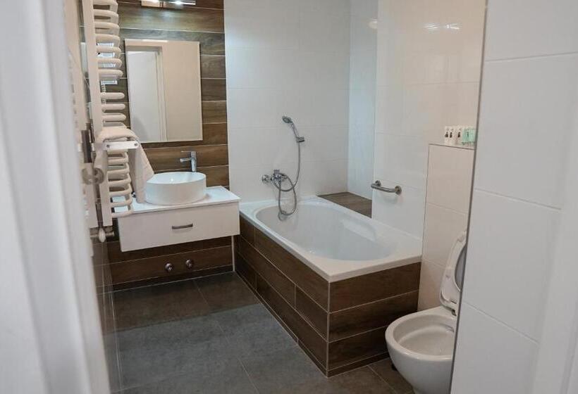 豪华三人间, Nafta Krosno