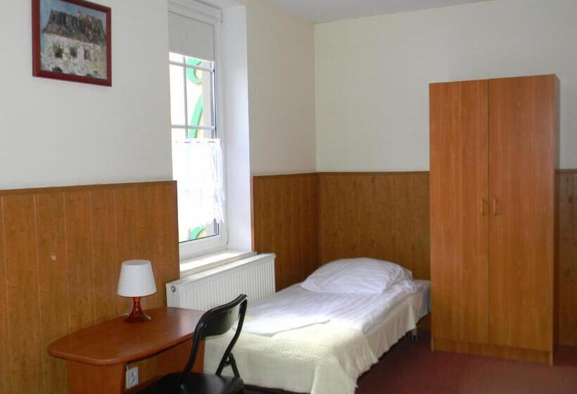 اتاق استاندارد سه نفره, Prohibicja Peter's Pub