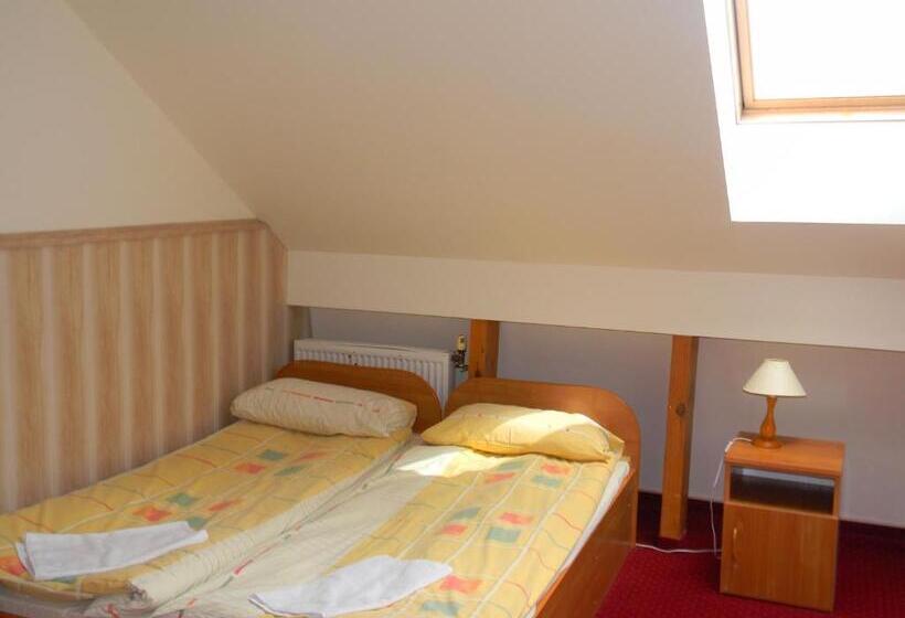 اتاق استاندارد چهار تخته, Prohibicja Peter's Pub