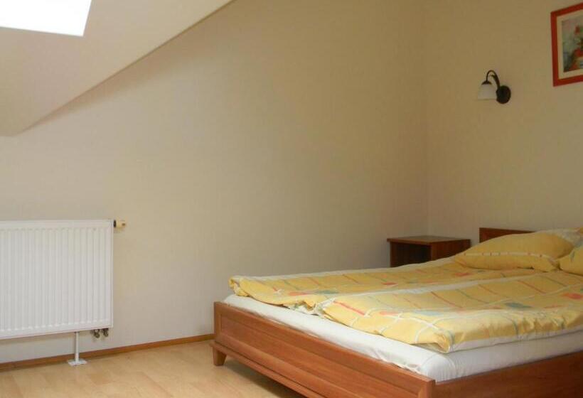 اتاق استاندارد چهار تخته, Prohibicja Peter's Pub