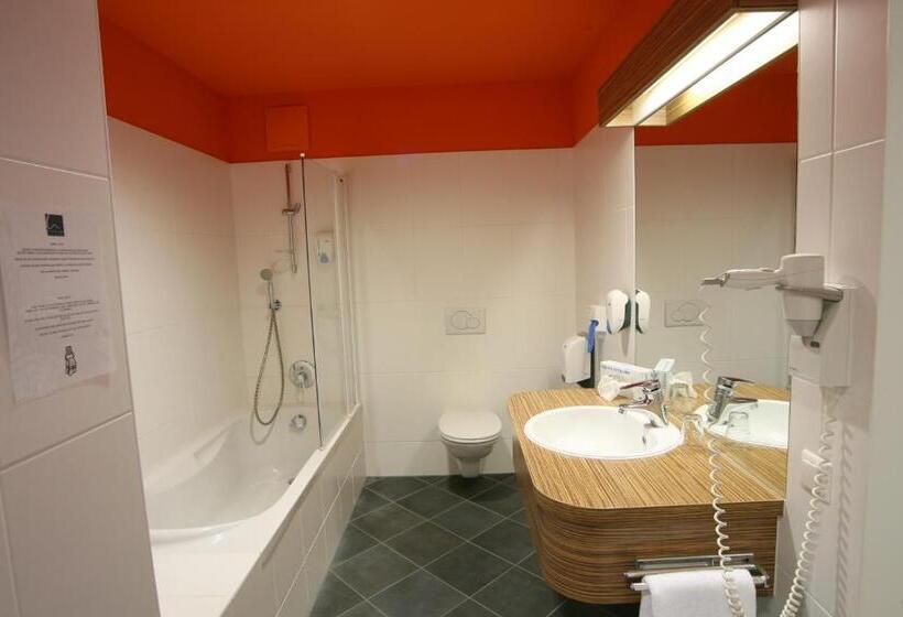 غرفة عائلية, Restaurant Winkler