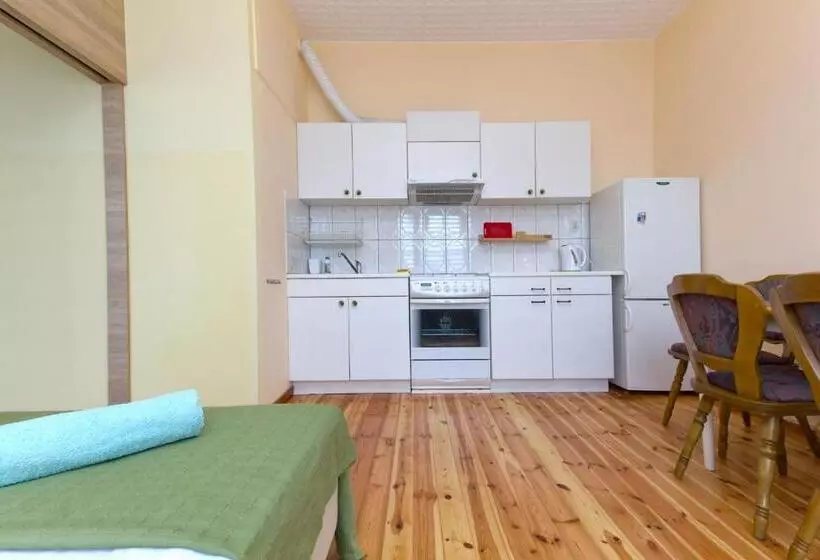 Huoneisto 1 Makuuhuone Pohjakerros, Villa Linne
