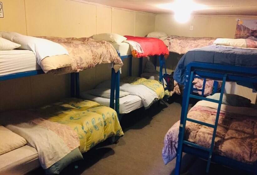 מיטה בחדר משותף, Patagonia House