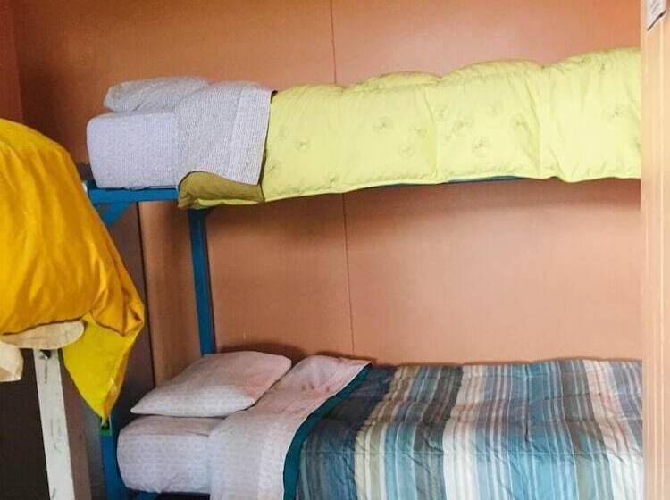 מיטה בחדר משותף, Patagonia House