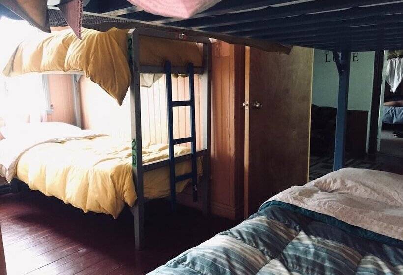 מיטה בחדר משותף, Patagonia House