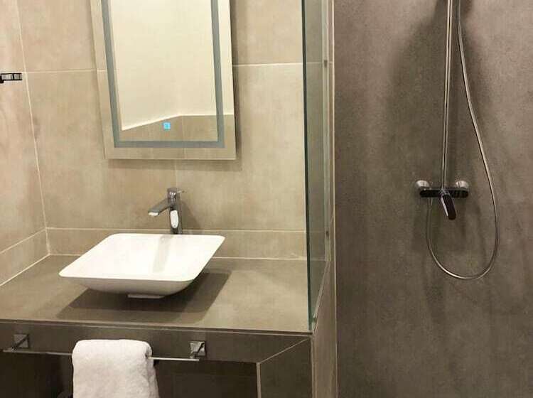 اتاق سوپریور, L Adresse Dakar