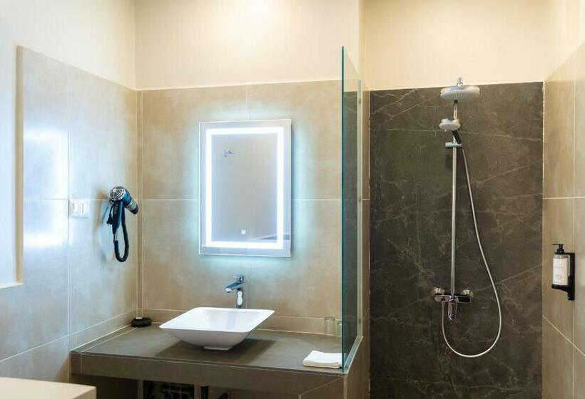 اتاق سوپریور, L Adresse Dakar
