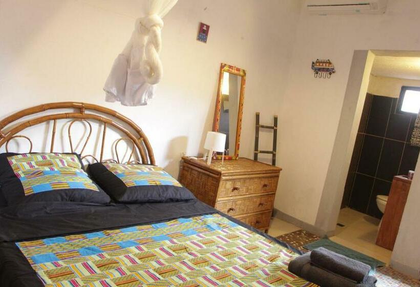 标准间内部标间, Ouaka