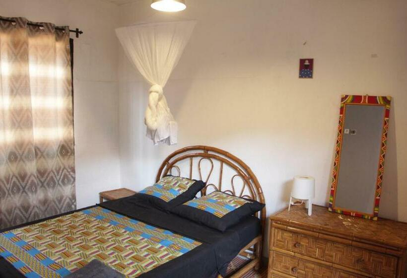 标准间内部标间, Ouaka