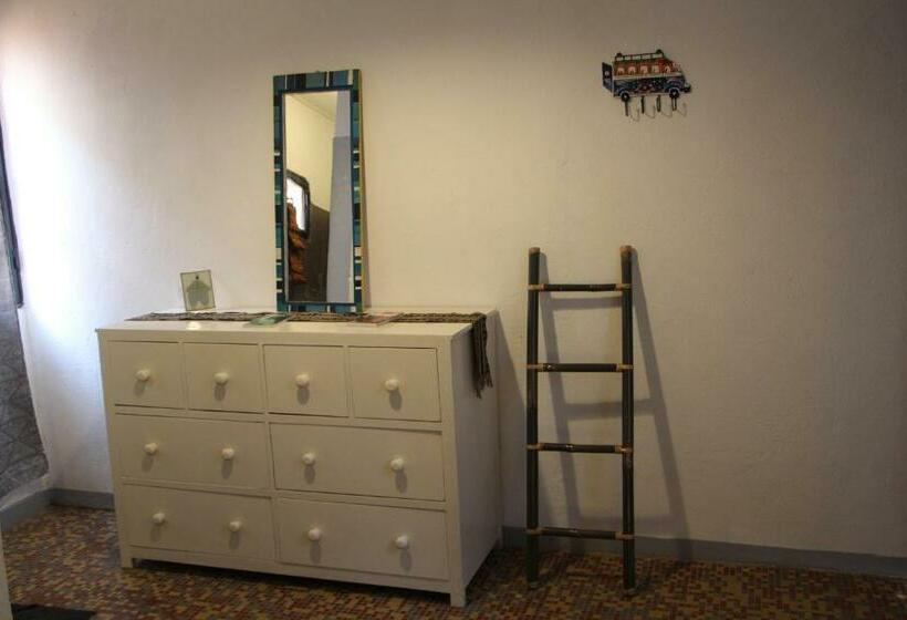 标准间内部标间, Ouaka