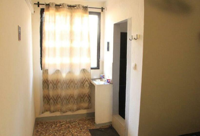 标准间内部标间, Ouaka