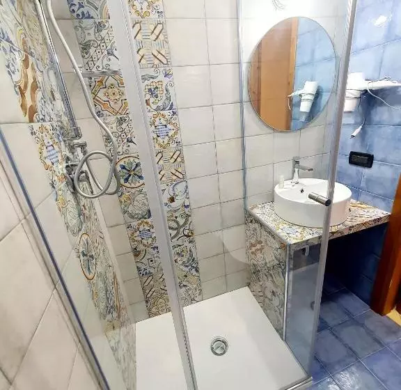 اتاق با خدمات پایه با منظره ی مشرف به دریا [قابل مشاهده ازبالکن], Cala Marina