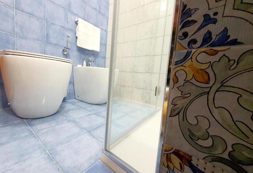 اتاق با خدمات پایه با منظره ی مشرف به دریا [قابل مشاهده ازبالکن], Cala Marina