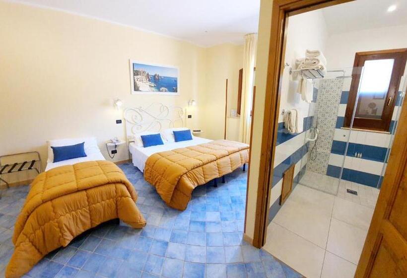 غرفة كلاسيكية ثلاثية, Cala Marina