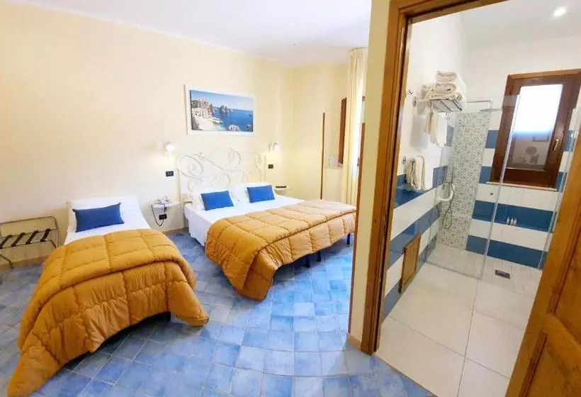 اتاق کلاسیک سه تخته, Cala Marina