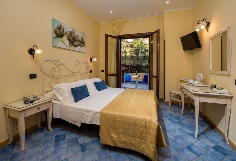 اتاق کلاسیک چهارنفره, Cala Marina