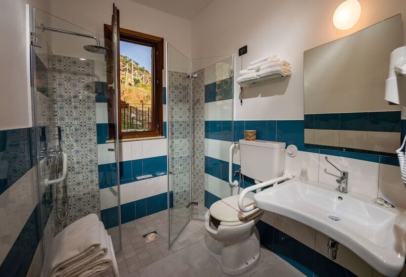 غرفة كلاسيكية ثلاثية, Cala Marina