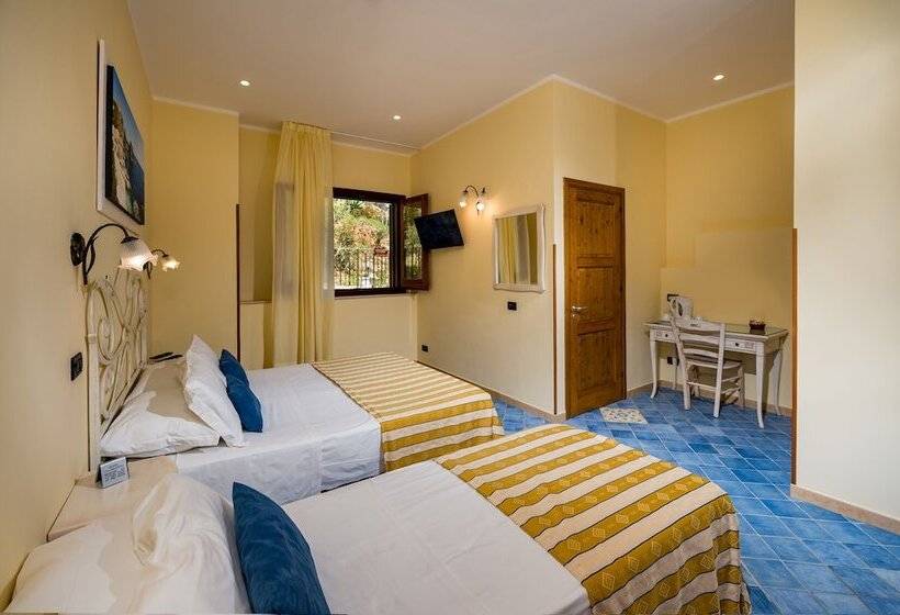 غرفة كلاسيكية ثلاثية, Cala Marina