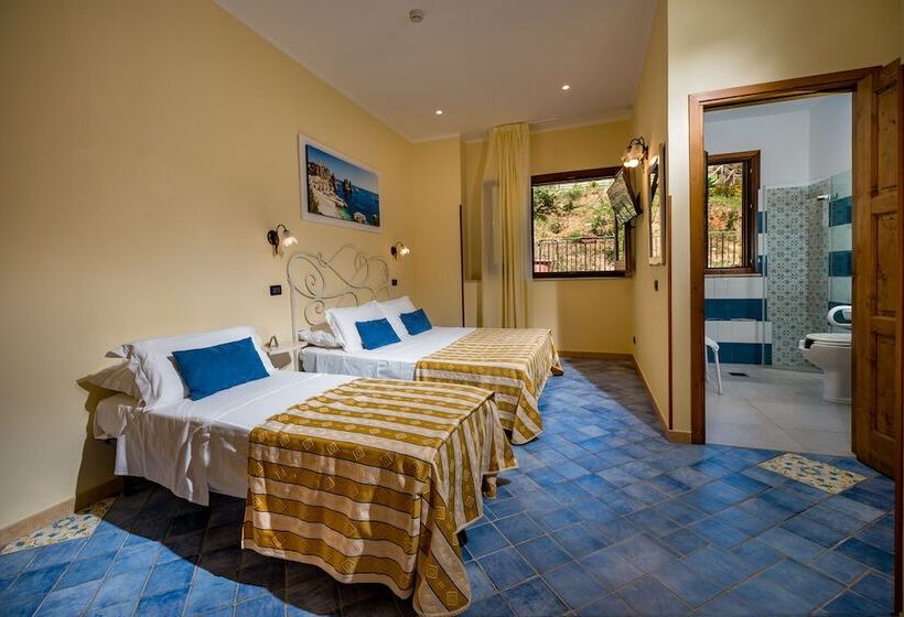 غرفة كلاسيكية ثلاثية, Cala Marina