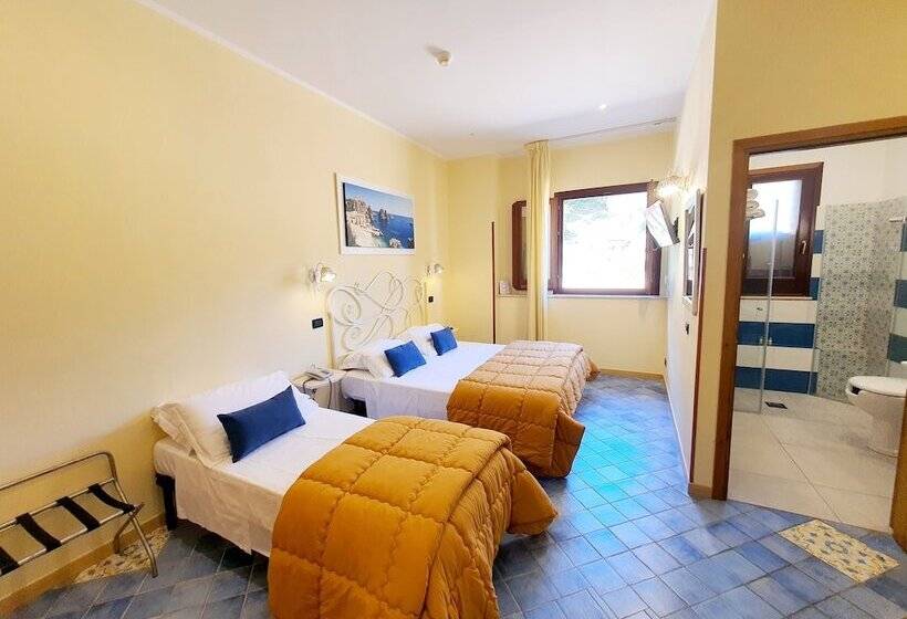 غرفة كلاسيكية ثلاثية, Cala Marina