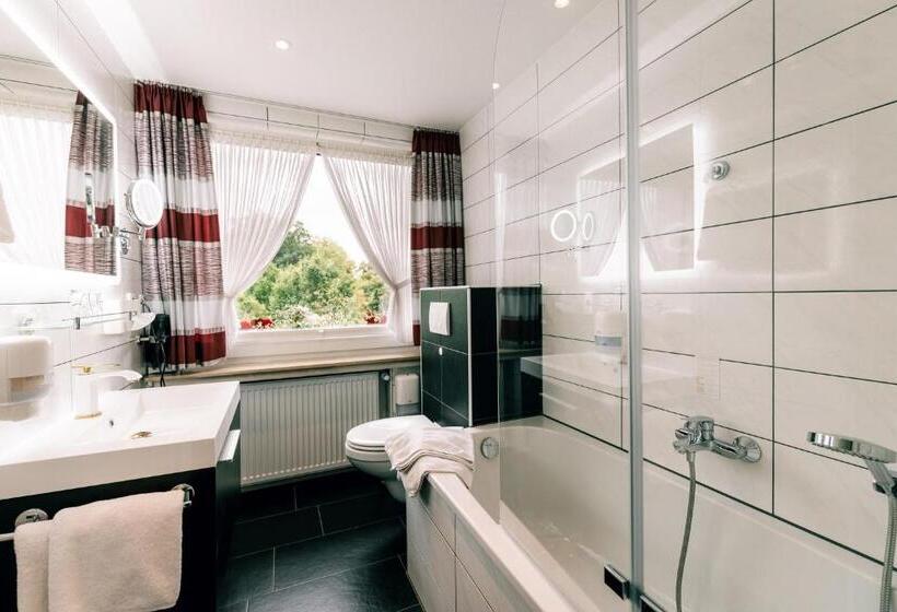 חדר סטנדרט לשלושה, Hasenjäger