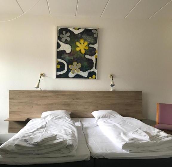 Семейный Номер, Medio