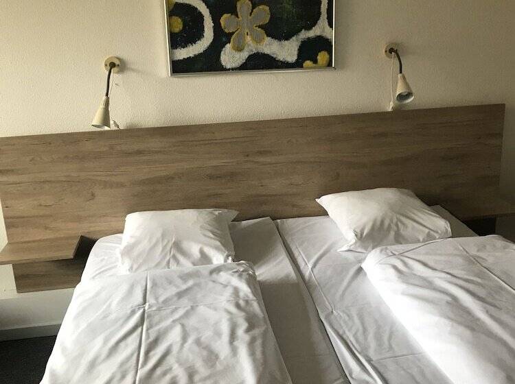 Семейный Номер, Medio