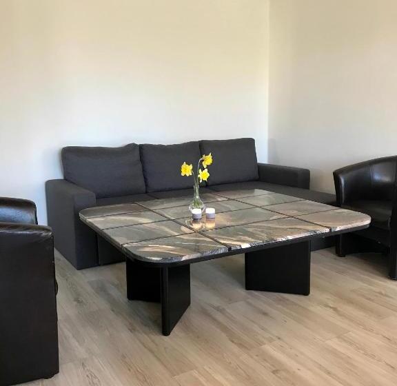 Семейный Номер, Medio