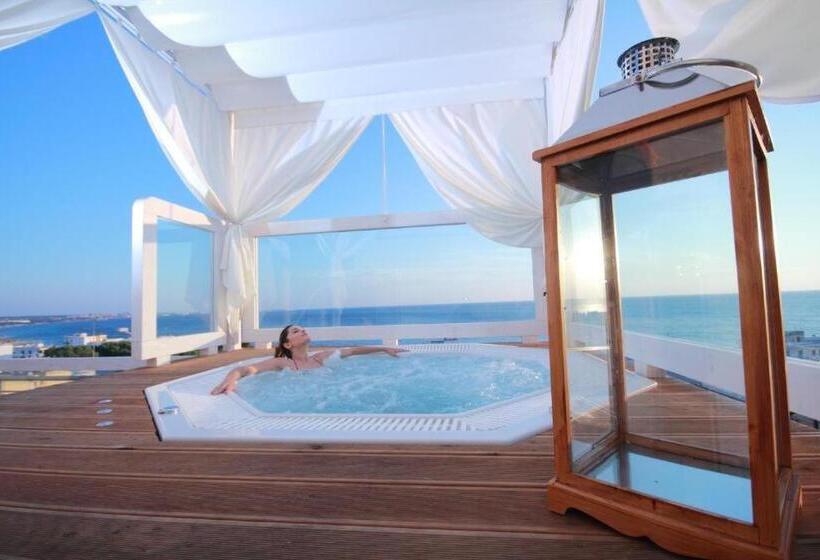 配有游泳池的小型套房, Miramare