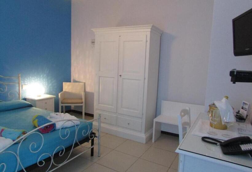 配有游泳池的小型套房, Miramare