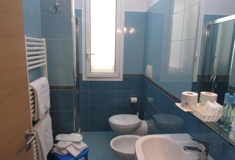 配有游泳池的小型套房, Miramare