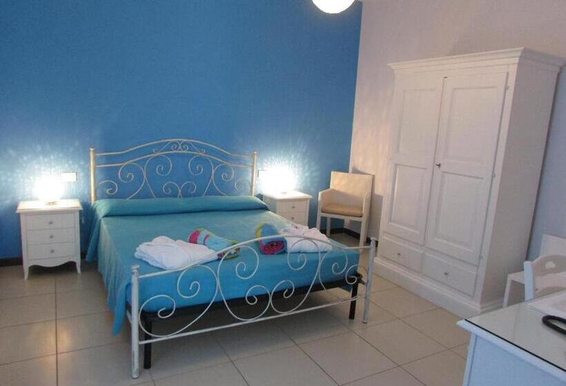 配有游泳池的小型套房, Miramare