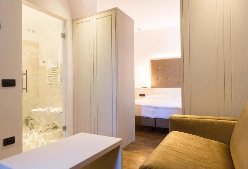 غرفة قياسية ثلاثية مزودة بشرفة, Pace