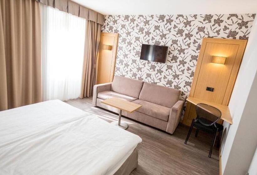 غرفة قياسية ثلاثية مزودة بشرفة, Pace