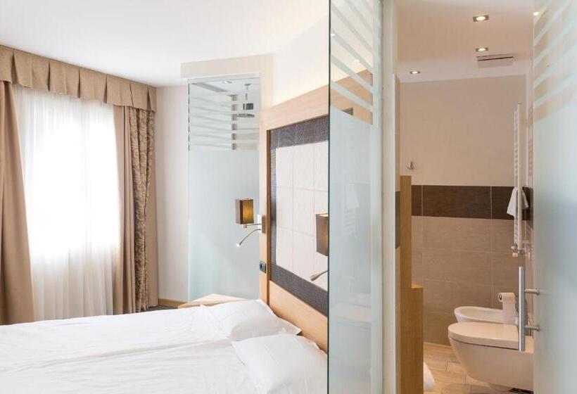 غرفة قياسية ثلاثية مزودة بشرفة, Pace