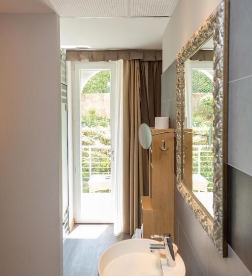 غرفة قياسية ثلاثية مزودة بشرفة, Pace