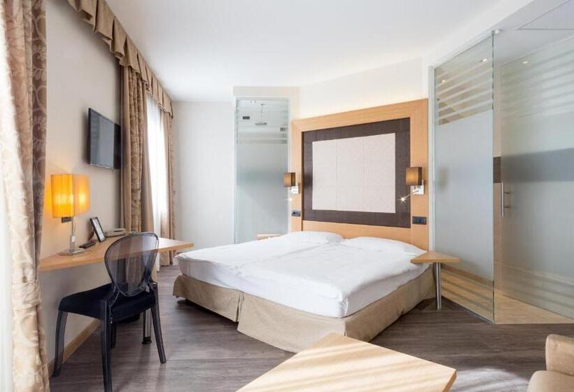 غرفة قياسية ثلاثية مزودة بشرفة, Pace