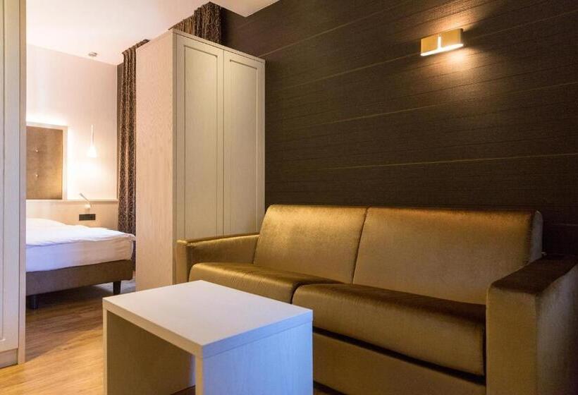 غرفة قياسية ثلاثية مزودة بشرفة, Pace