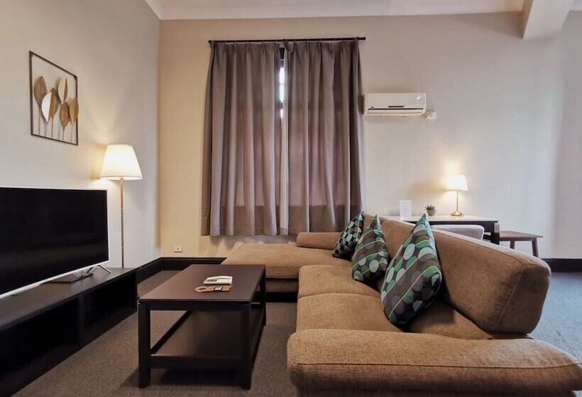 חדר משפחתי, Sydney Crecy