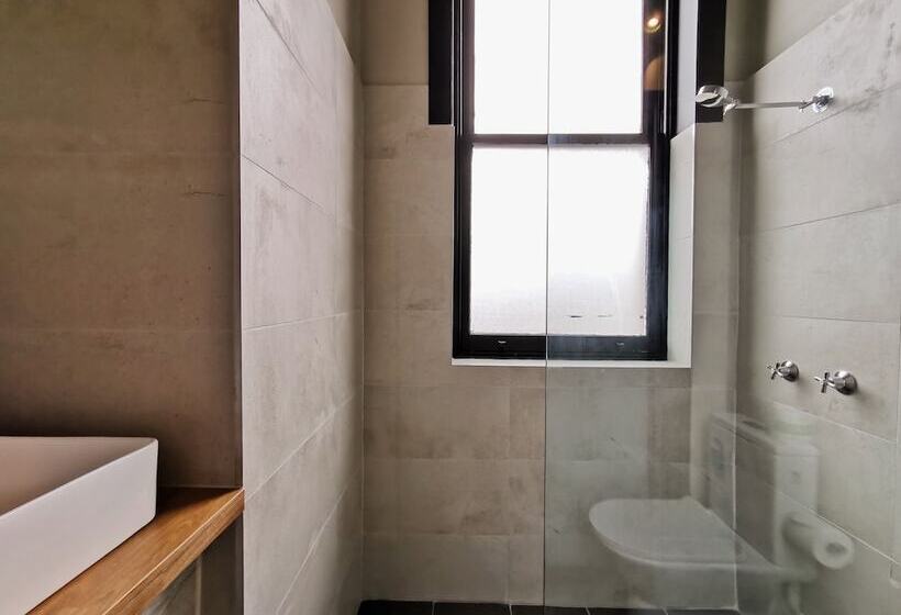 חדר משפחתי, Sydney Crecy