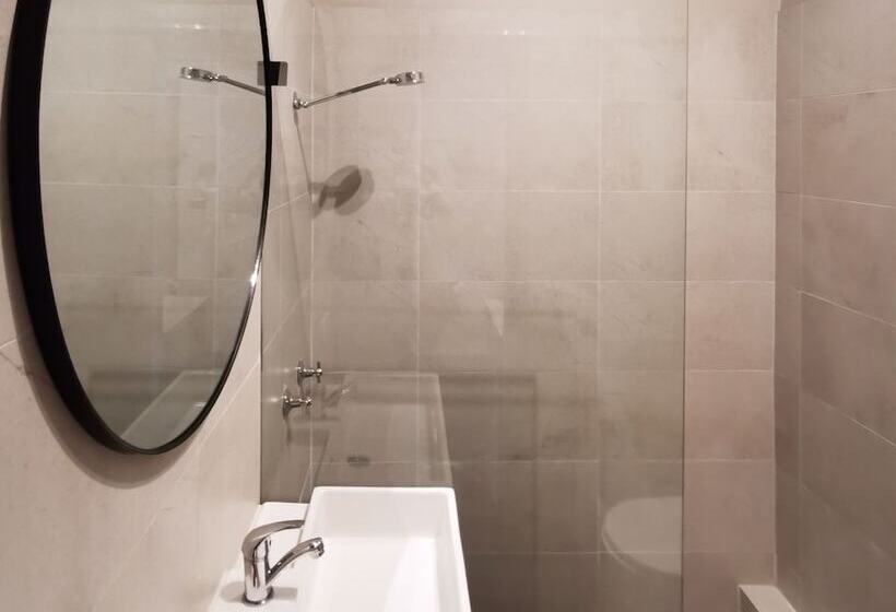 חדר סטנדרט, Sydney Crecy