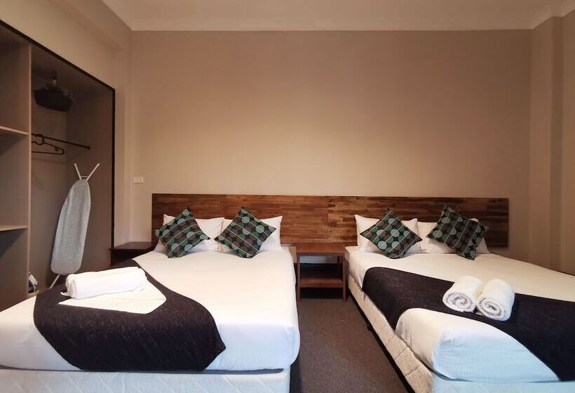 חדר משפחתי, Sydney Crecy