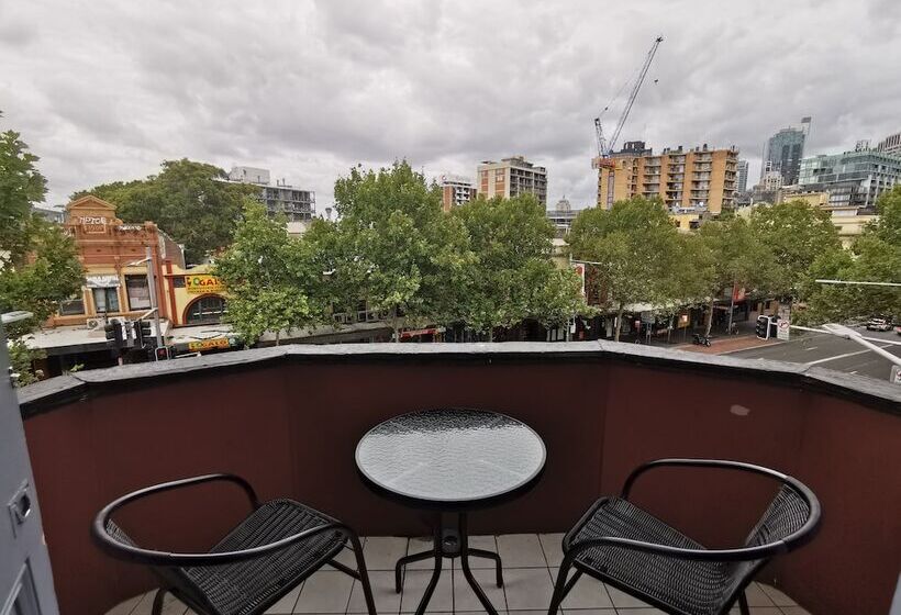 חדר משפחתי, Sydney Crecy