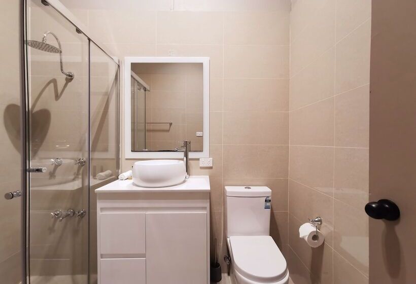 חדר משפחתי, Sydney Crecy