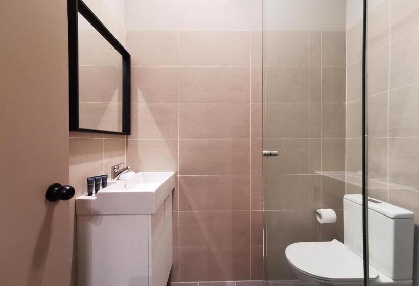 חדר סטנדרט, Sydney Crecy