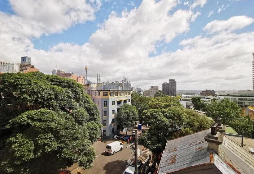 חדר סטנדרט, Sydney Crecy