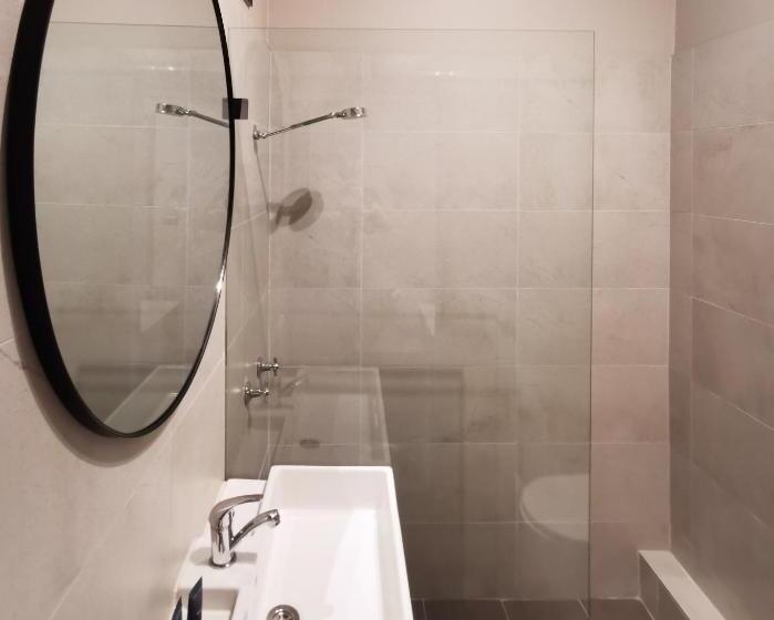 חדר סטנדרט, Sydney Crecy