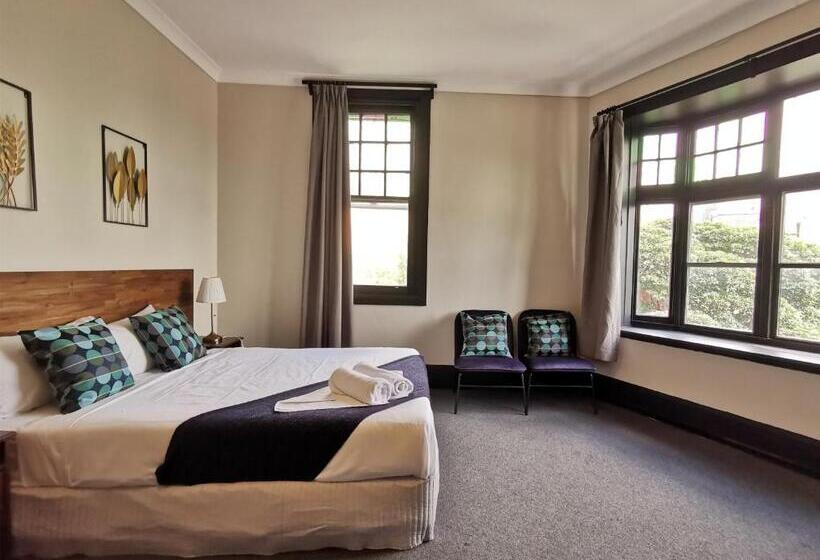 חדר סטנדרט, Sydney Crecy