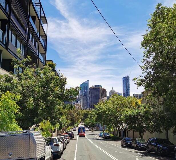 חדר בסיסי, Sydney Crecy