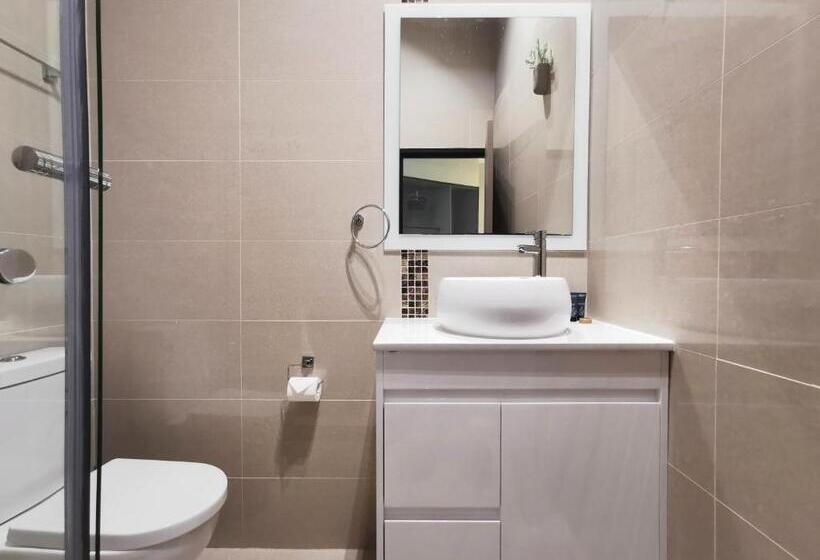 חדר בסיסי, Sydney Crecy